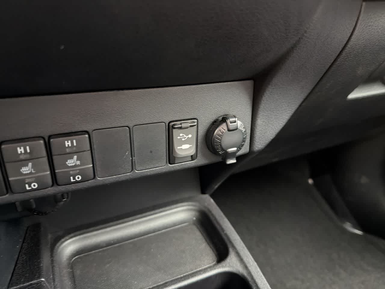 Thumbnail: 2016 Toyota RAV4 - 33