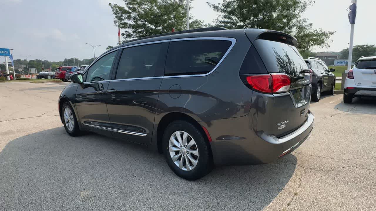 Thumbnail: 2017 Chrysler Pacifica - 6