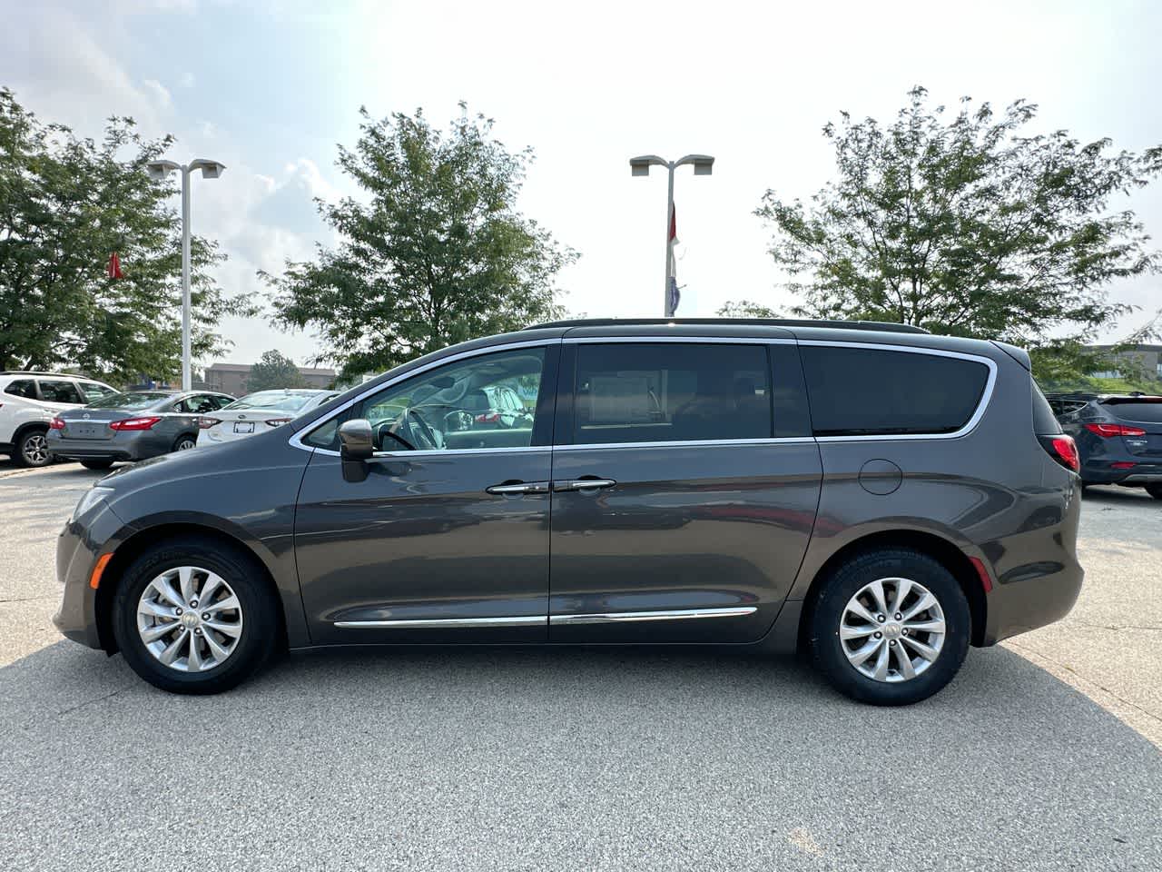 Thumbnail: 2017 Chrysler Pacifica - 10