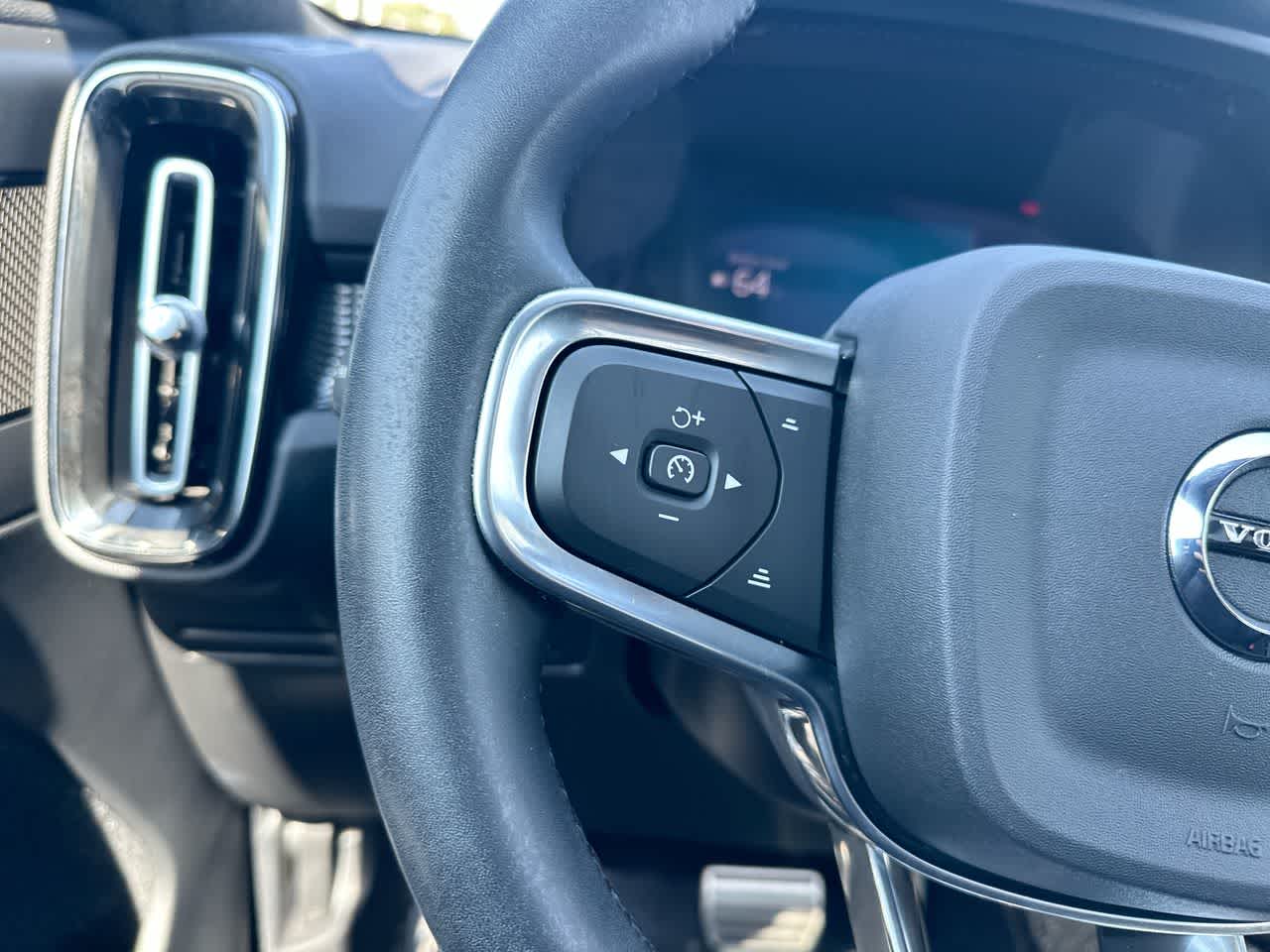 Thumbnail: 2022 Volvo XC40 - 29