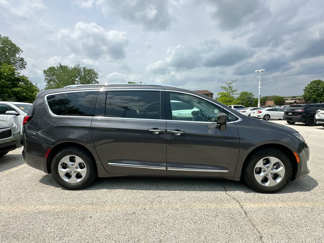 2017 Chrysler Pacifica  17