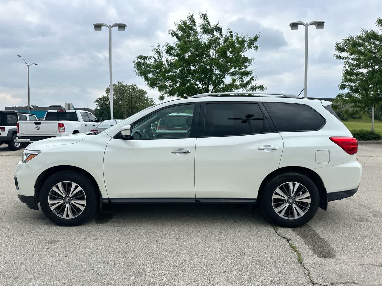 2017 Nissan Pathfinder SL 10
