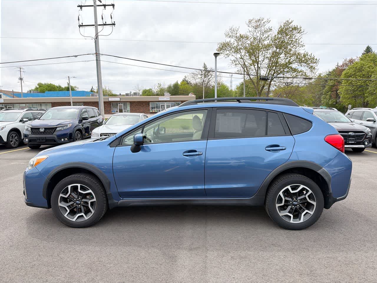 Thumbnail: 2017 Subaru Crosstrek - 10