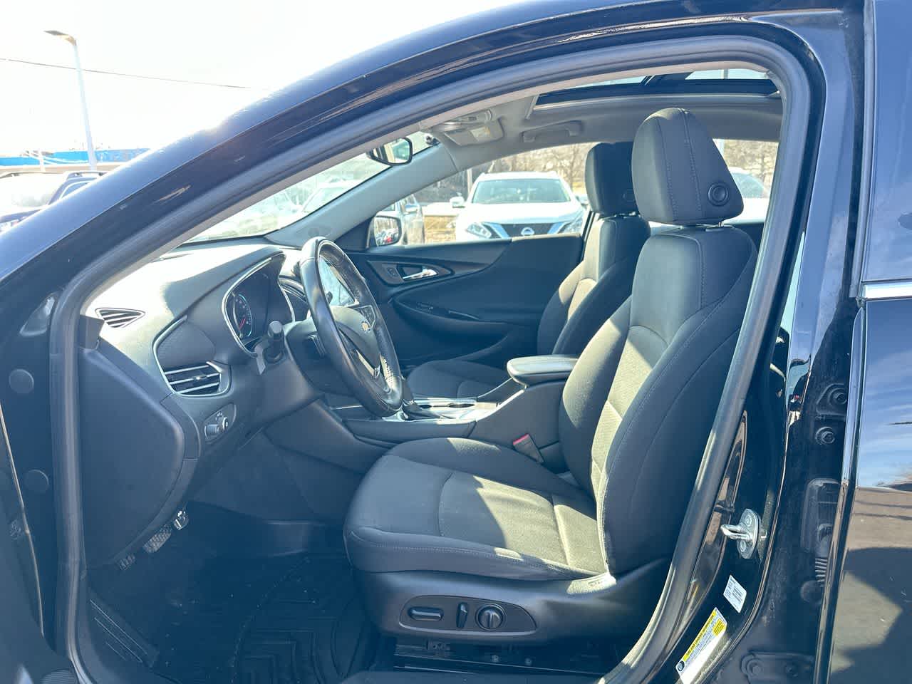 Thumbnail: 2017 Chevrolet Malibu - 21