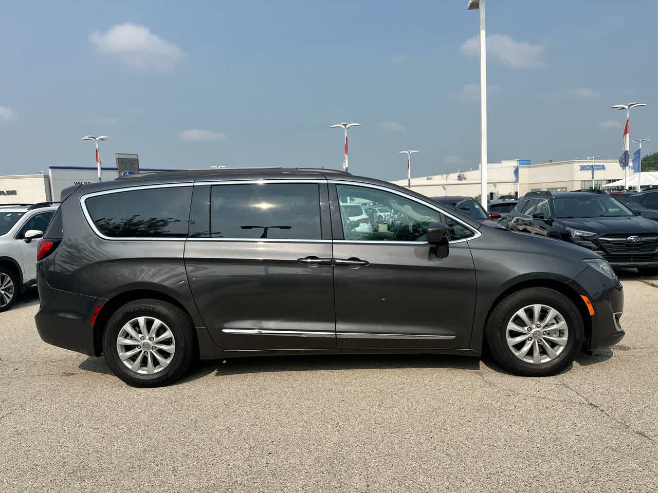 Thumbnail: 2017 Chrysler Pacifica - 14