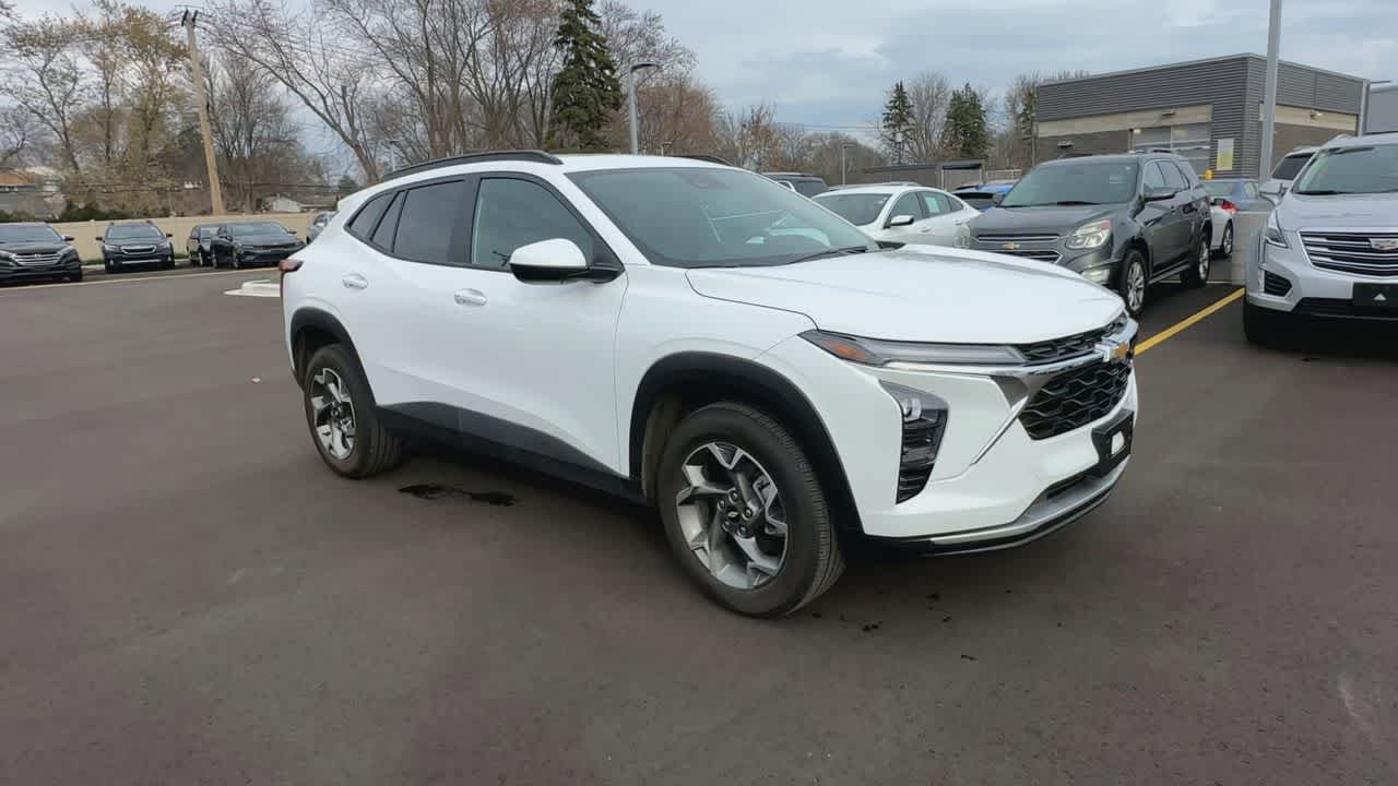 Thumbnail: 2025 Chevrolet Trax - 2