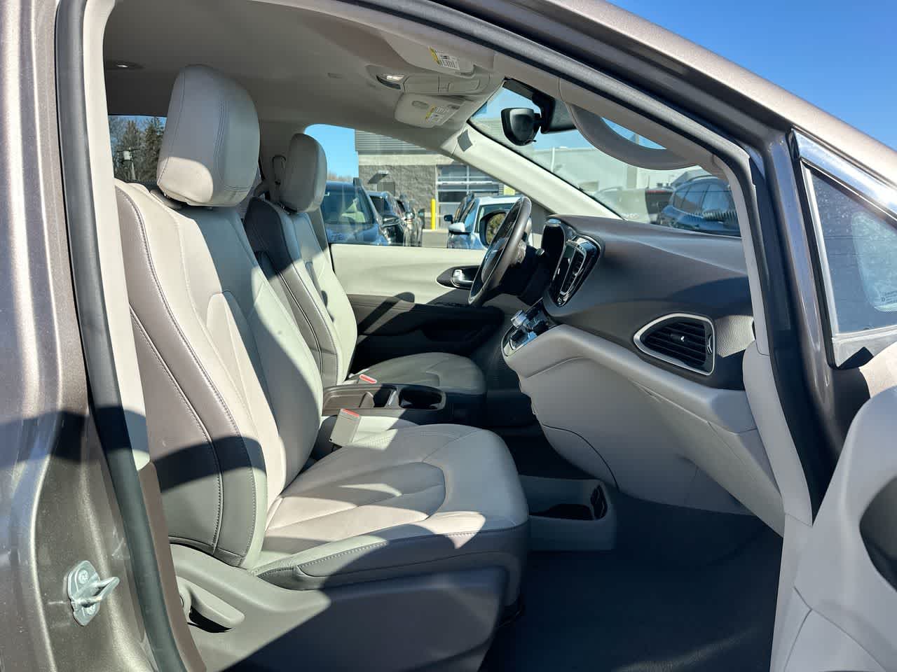 Thumbnail: 2018 Chrysler Pacifica - 27