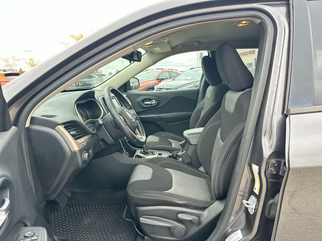 Thumbnail: 2016 Jeep Cherokee - 21