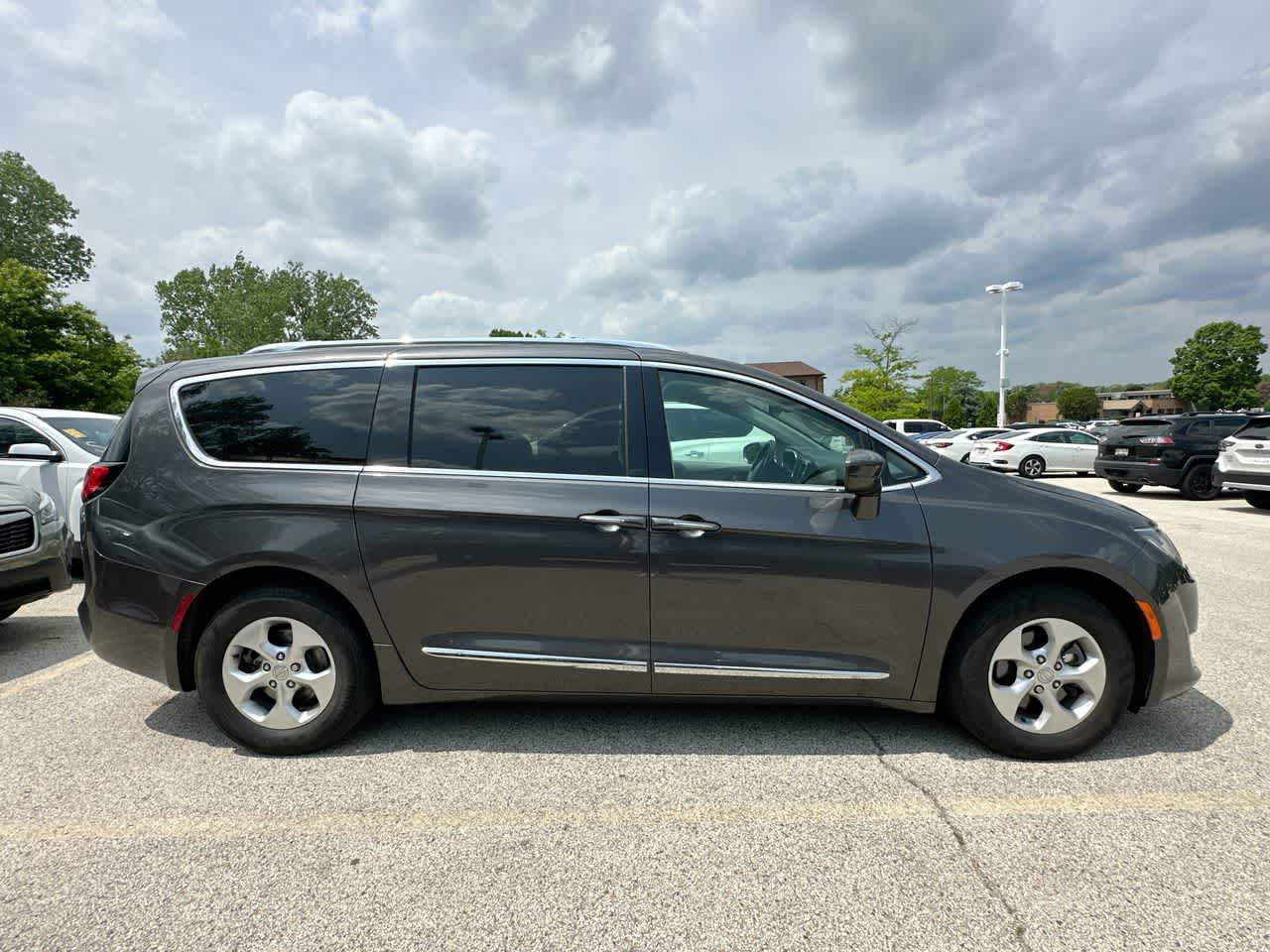 2017 Chrysler Pacifica  19