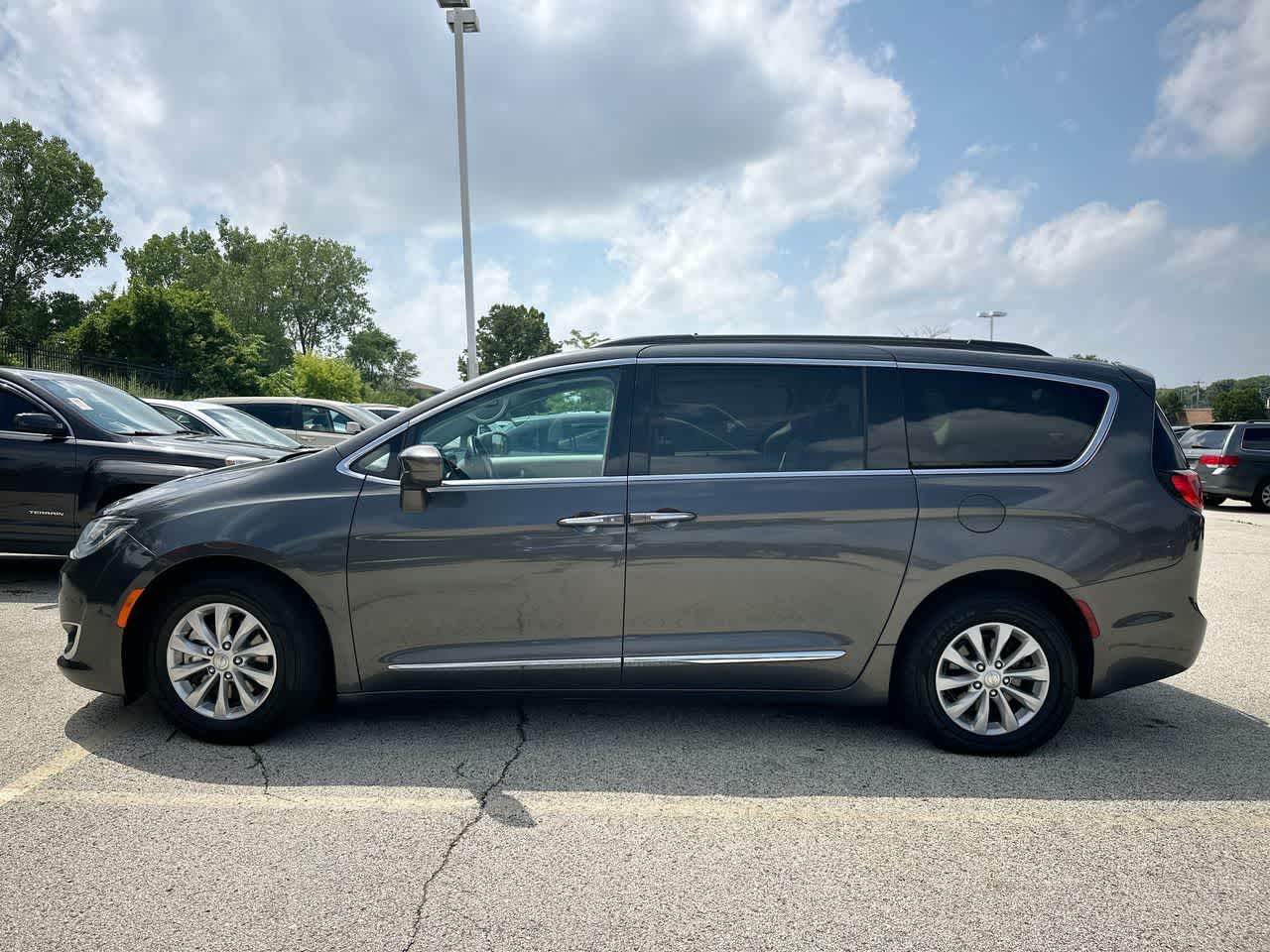 Thumbnail: 2017 Chrysler Pacifica - 10
