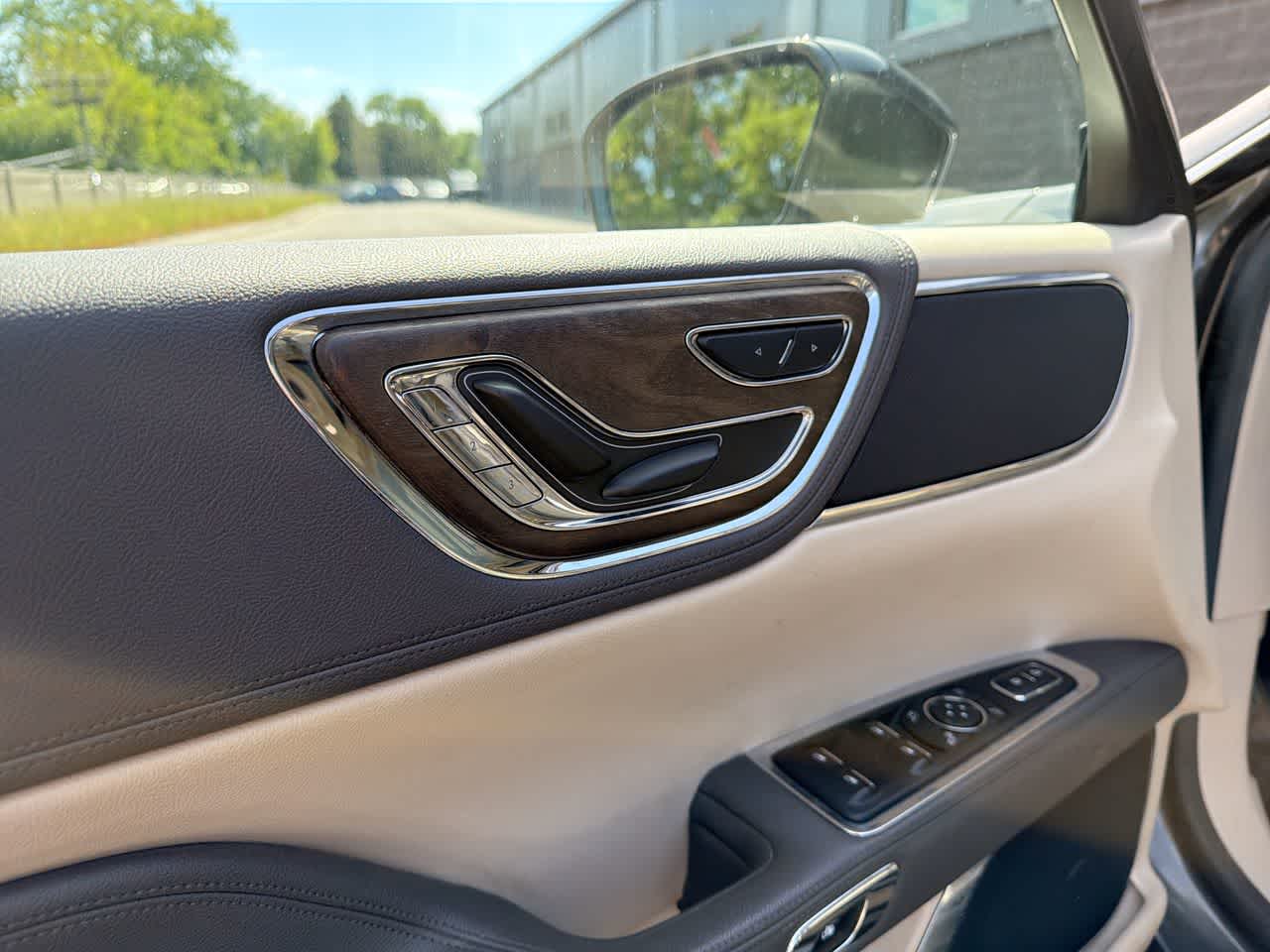 Thumbnail: 2017 Lincoln Continental - 21
