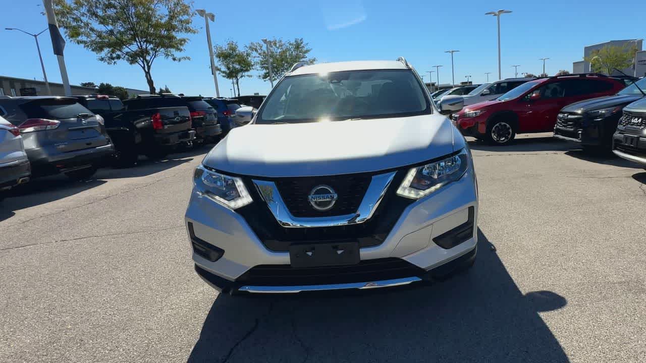 2019 Nissan Rogue SV photo 3