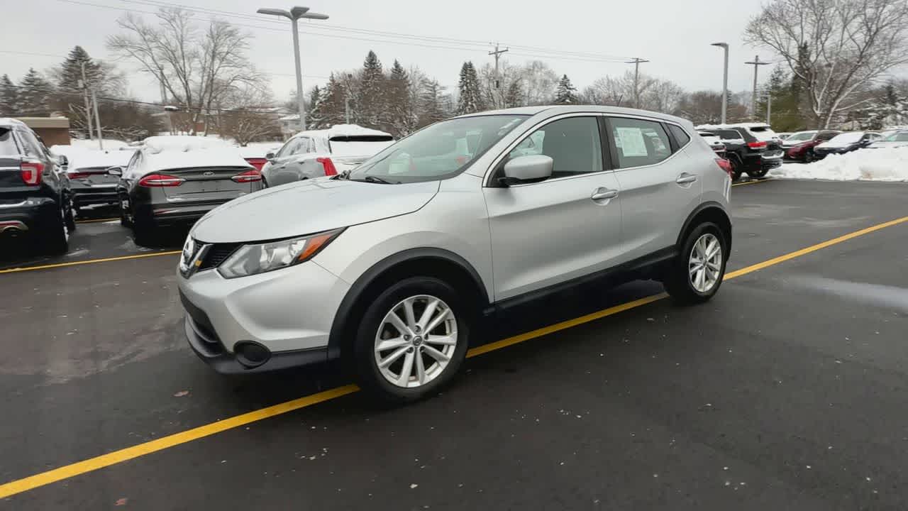 Thumbnail: 2017 Nissan Rogue Sport - 4