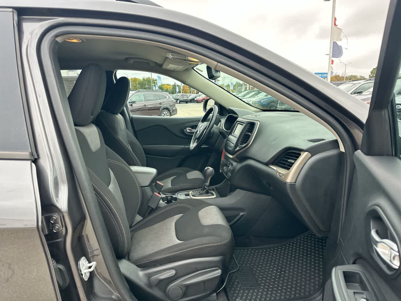 Thumbnail: 2016 Jeep Cherokee - 26