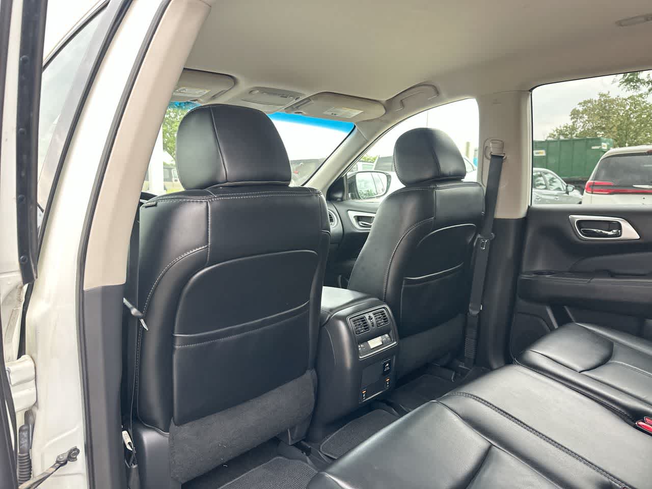 2017 Nissan Pathfinder SL 23