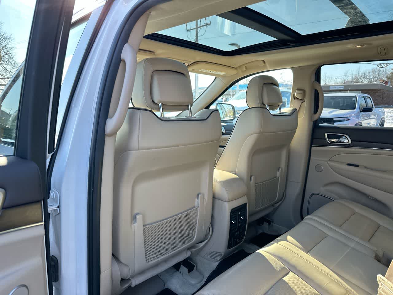 Thumbnail: 2017 Jeep Grand Cherokee - 24