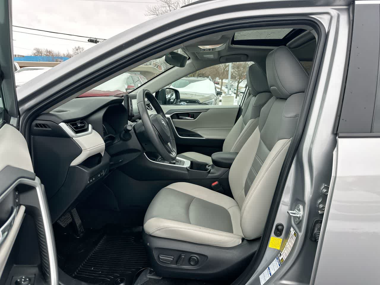 Thumbnail: 2022 Toyota RAV4 - 21