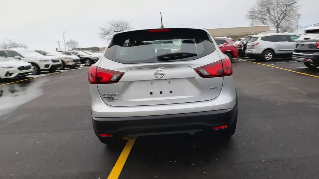 Thumbnail: 2017 Nissan Rogue Sport - 7