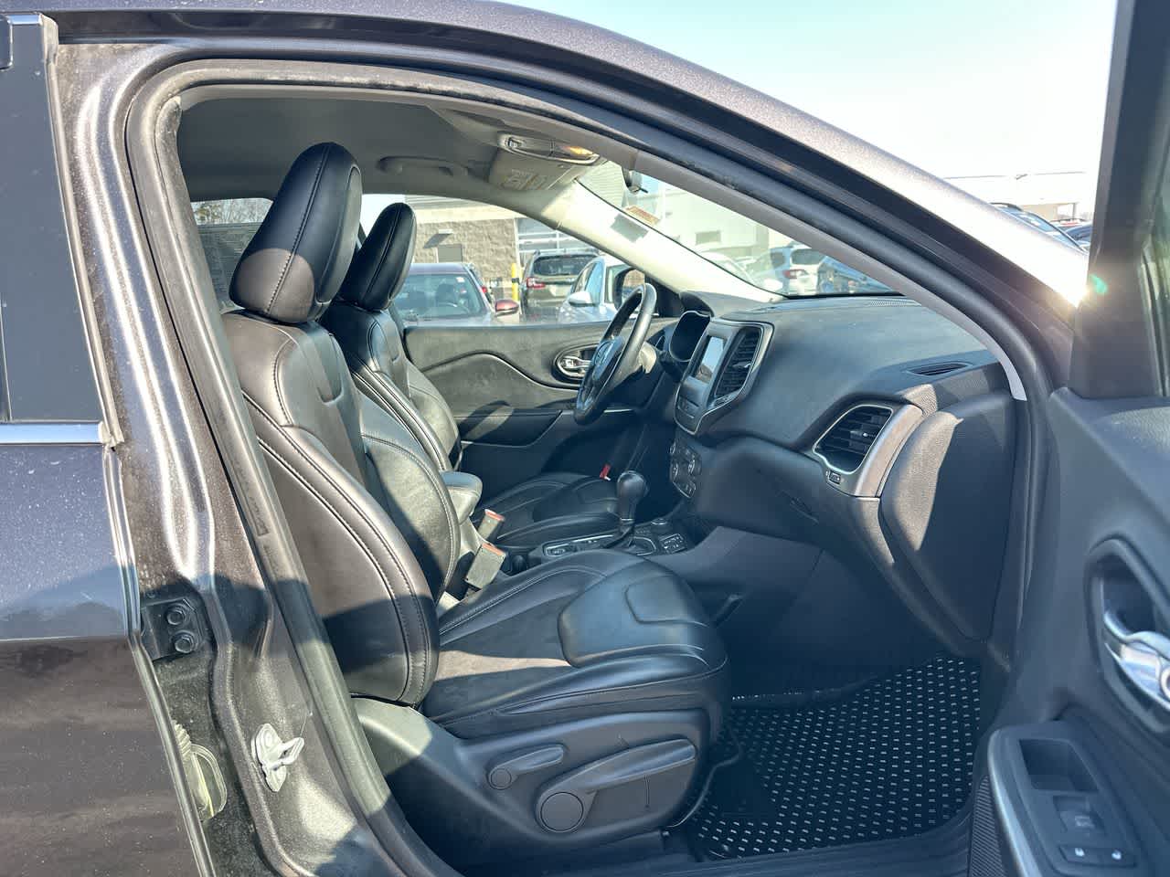 Thumbnail: 2019 Jeep Cherokee - 25