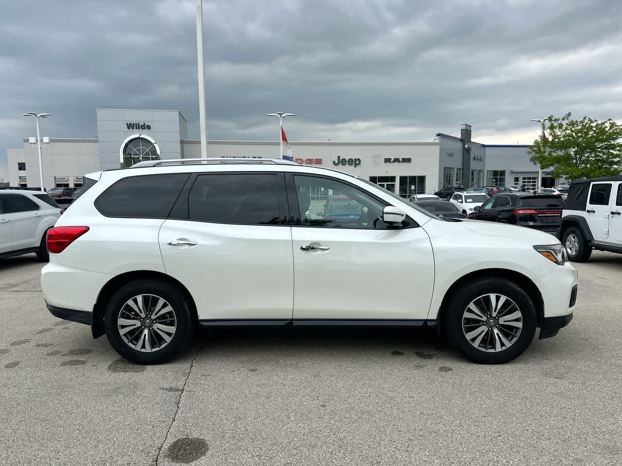 2017 Nissan Pathfinder SL 14