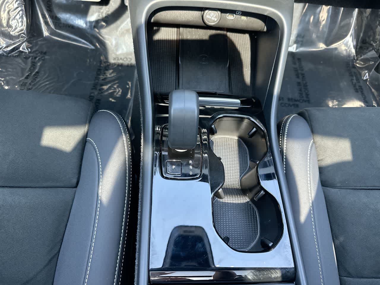 Thumbnail: 2022 Volvo XC40 - 34