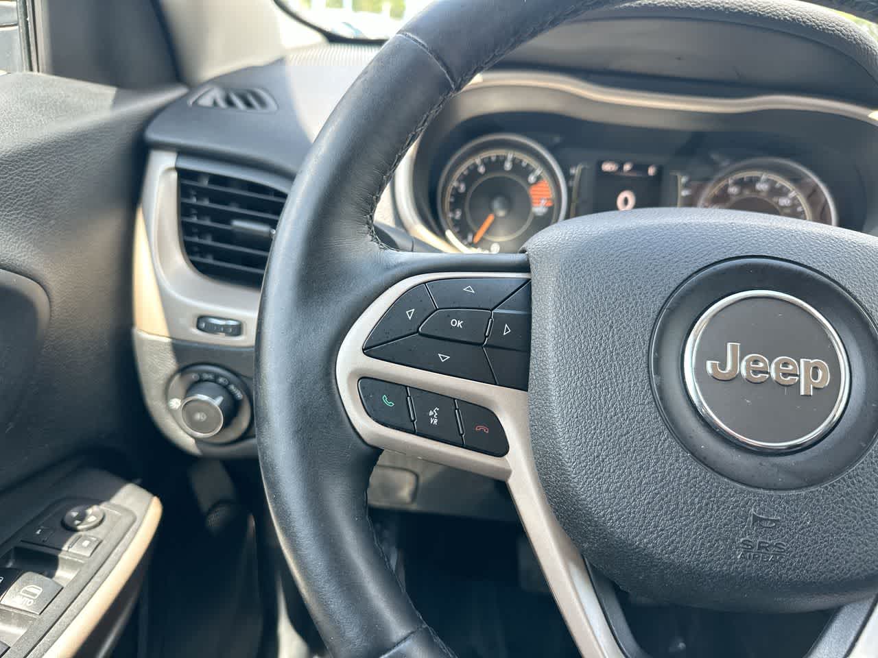 Thumbnail: 2017 Jeep Cherokee - 28