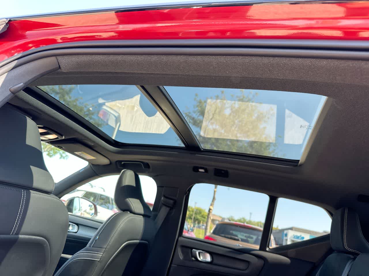 Thumbnail: 2022 Volvo XC40 - 24