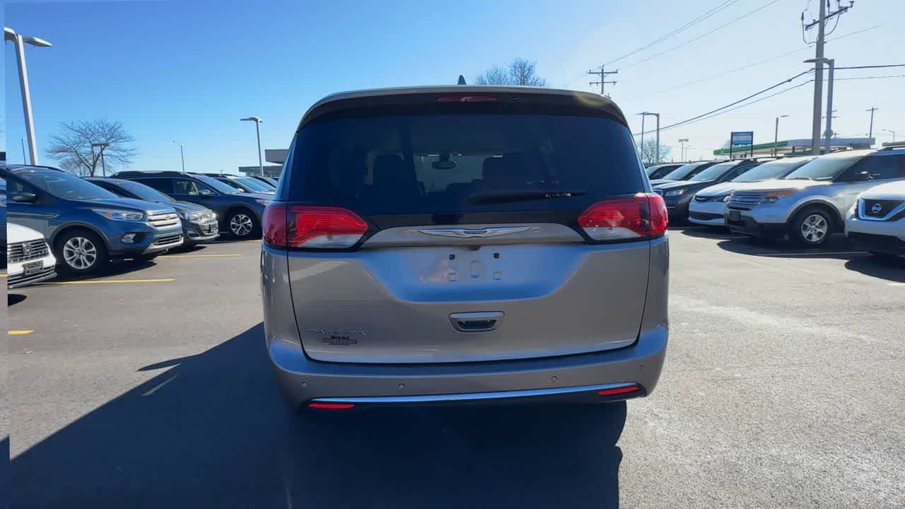 Thumbnail: 2018 Chrysler Pacifica - 7