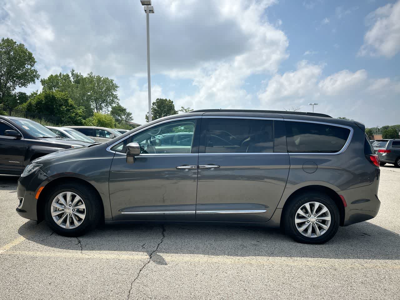 Thumbnail: 2017 Chrysler Pacifica - 9