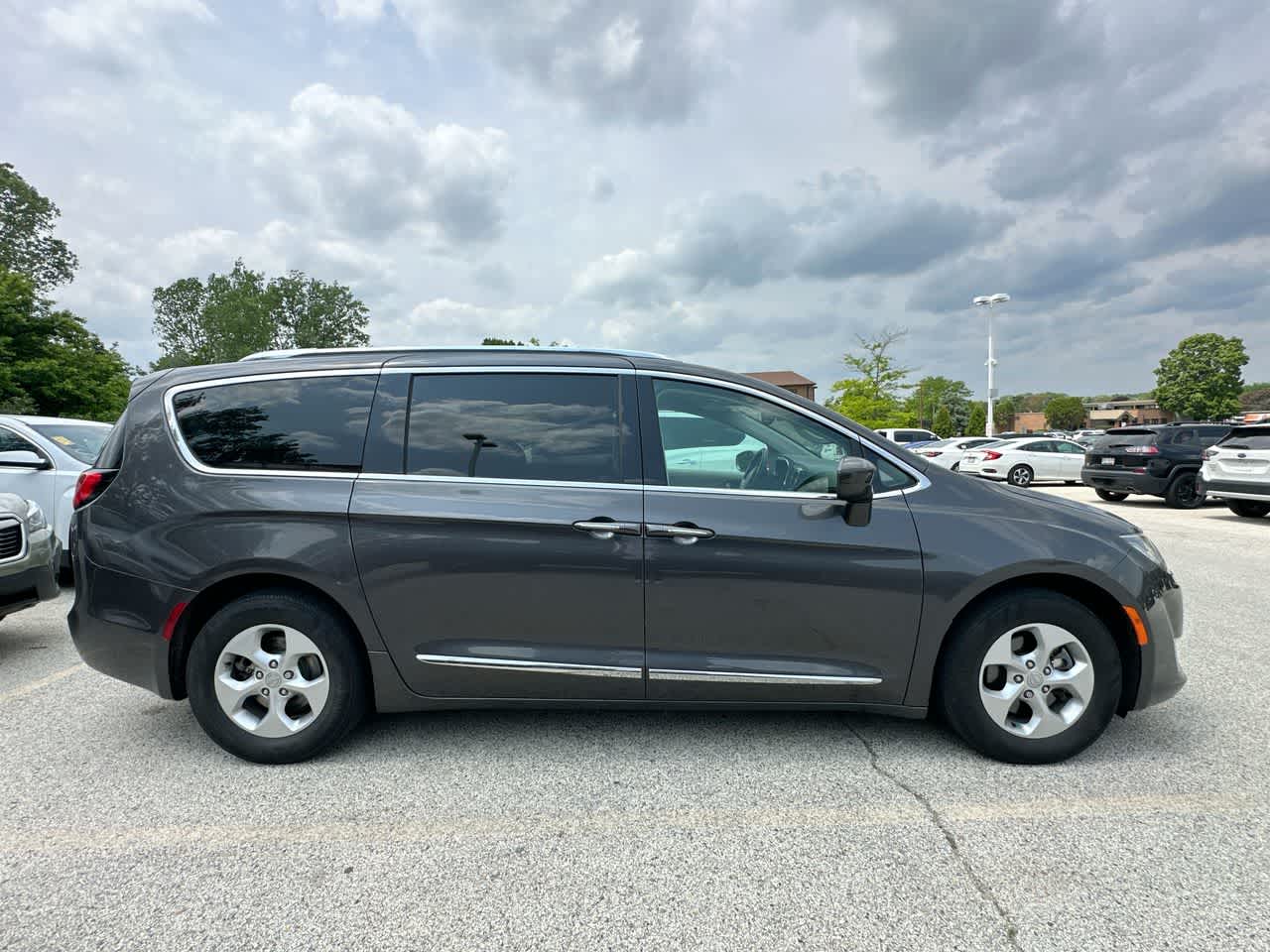 2017 Chrysler Pacifica  25