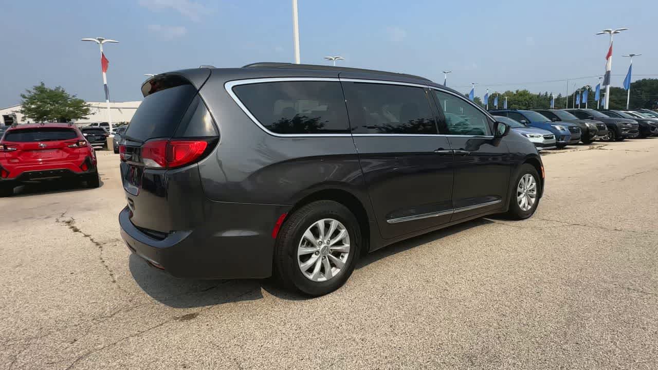 Thumbnail: 2017 Chrysler Pacifica - 8