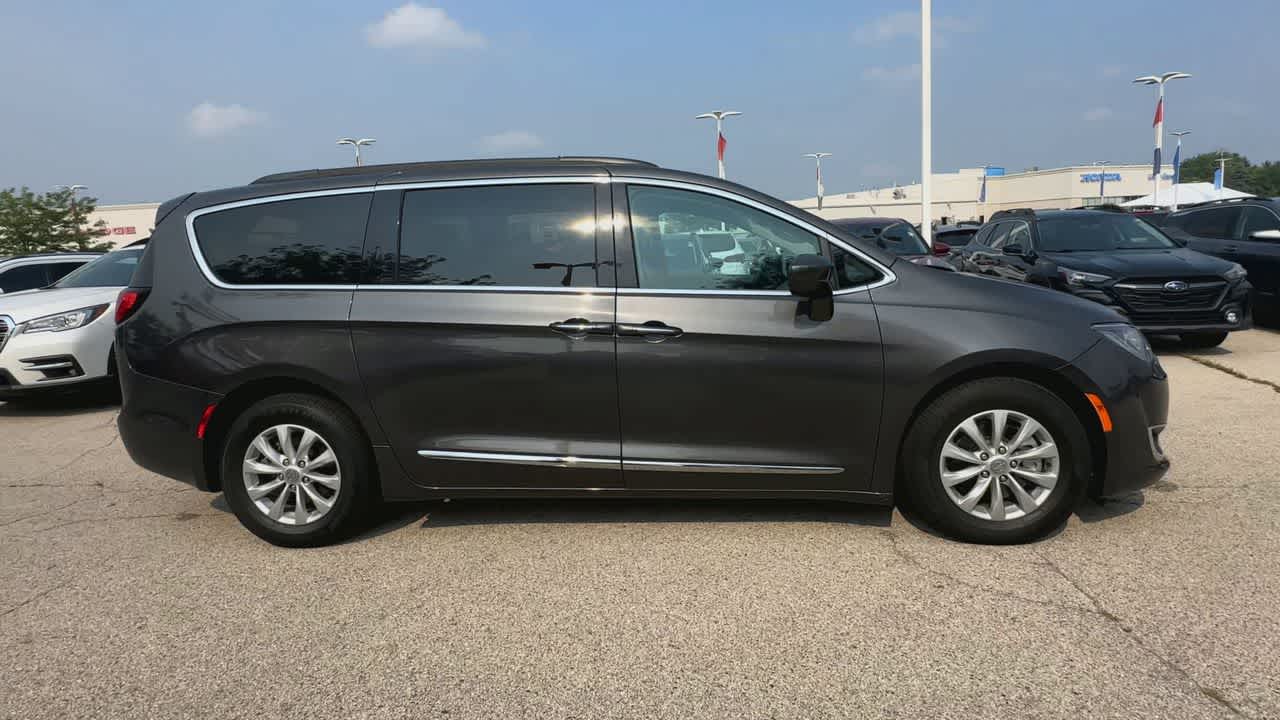 Thumbnail: 2017 Chrysler Pacifica - 9