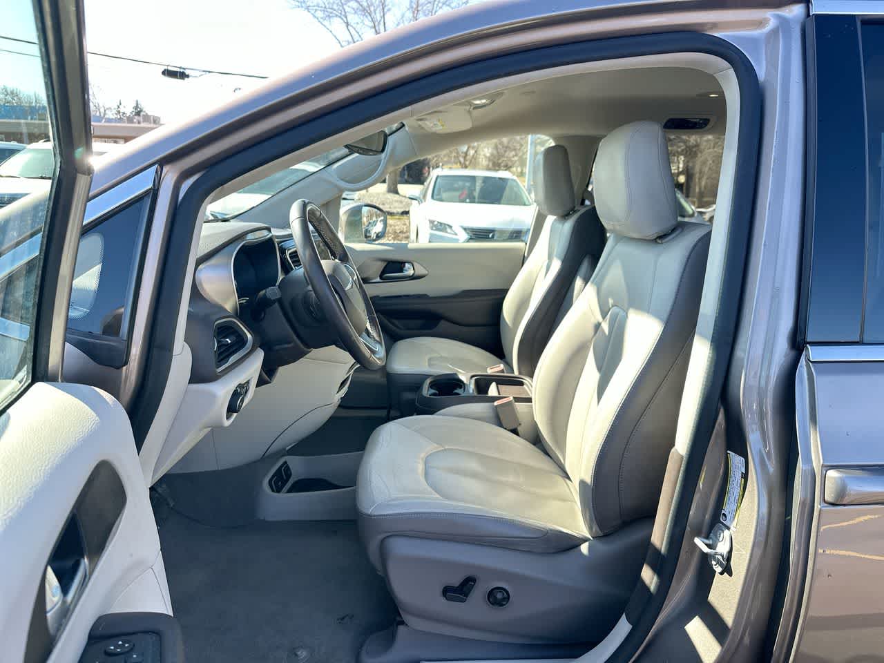 Thumbnail: 2018 Chrysler Pacifica - 21