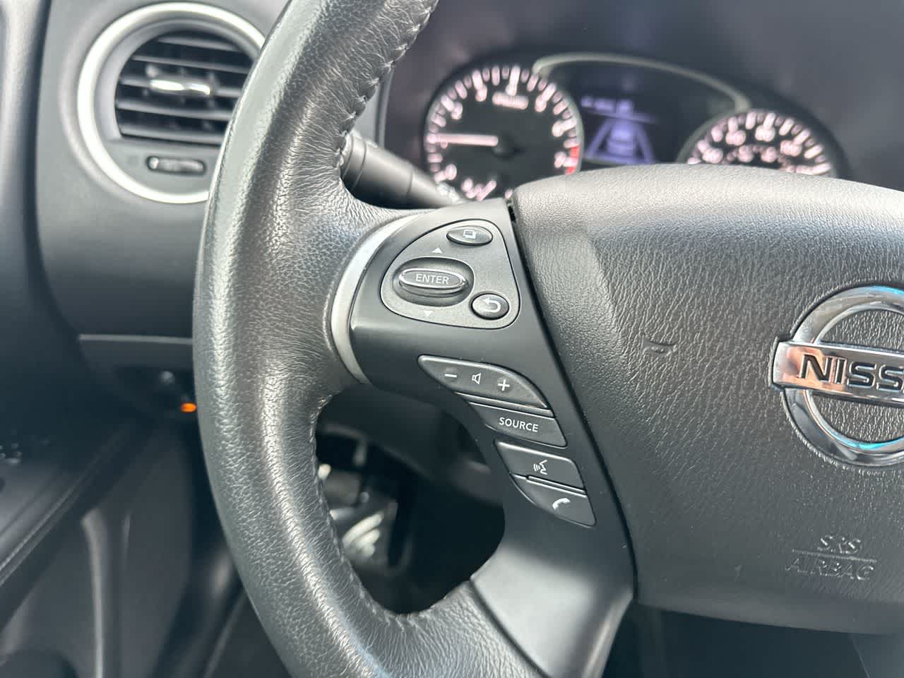 2017 Nissan Pathfinder SL 29