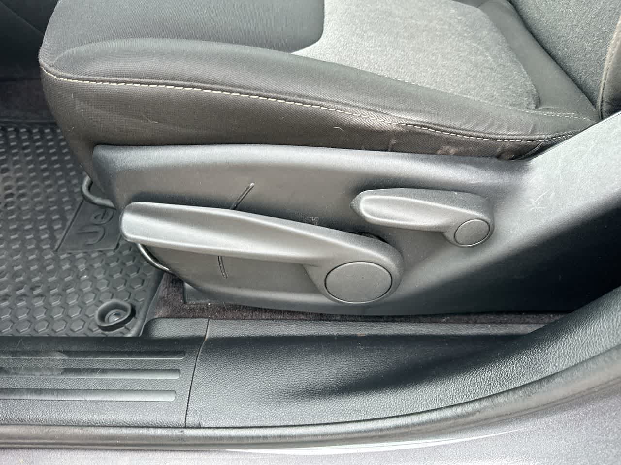 Thumbnail: 2016 Jeep Cherokee - 22