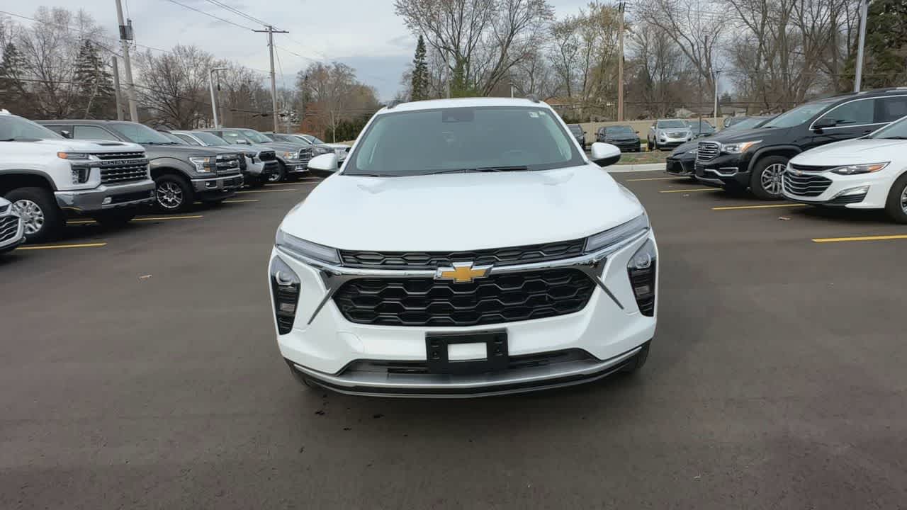 2025 Chevrolet Trax LT photo 3