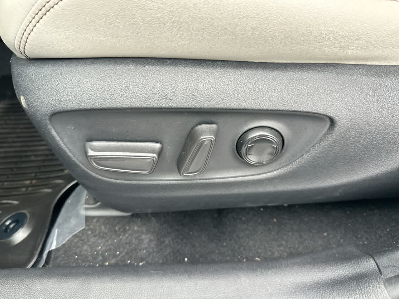 Thumbnail: 2022 Toyota RAV4 - 22