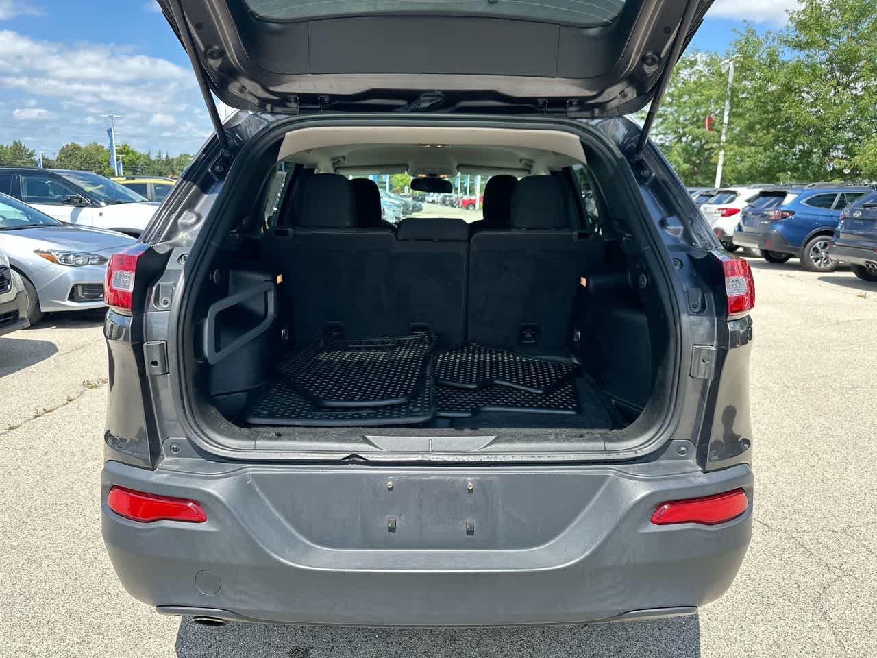 Thumbnail: 2017 Jeep Cherokee - 35