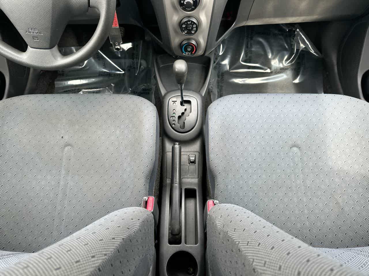 Thumbnail: 2010 Toyota Yaris - 28