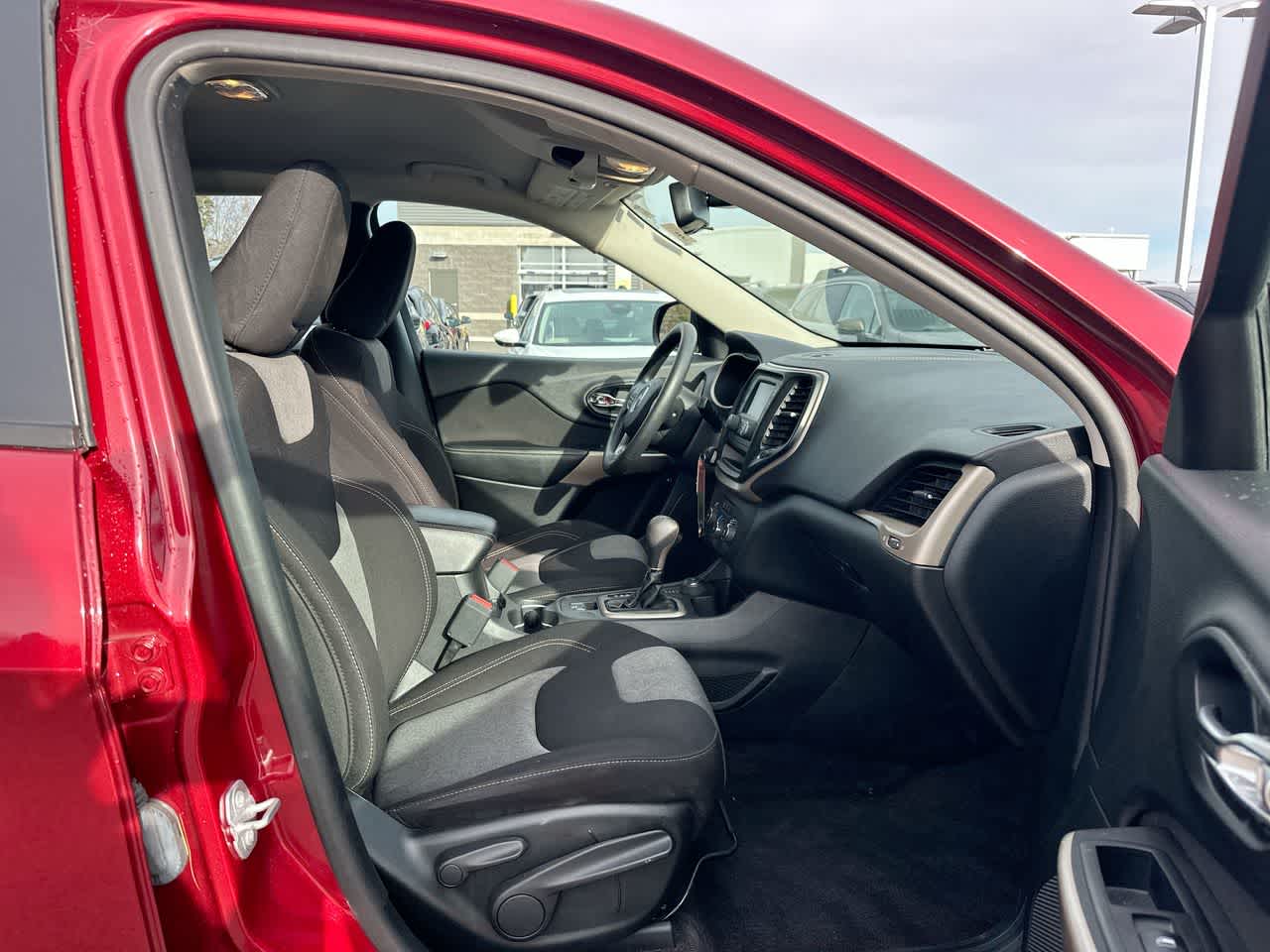 Thumbnail: 2017 Jeep Cherokee - 26