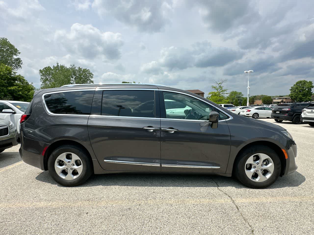 2017 Chrysler Pacifica  18