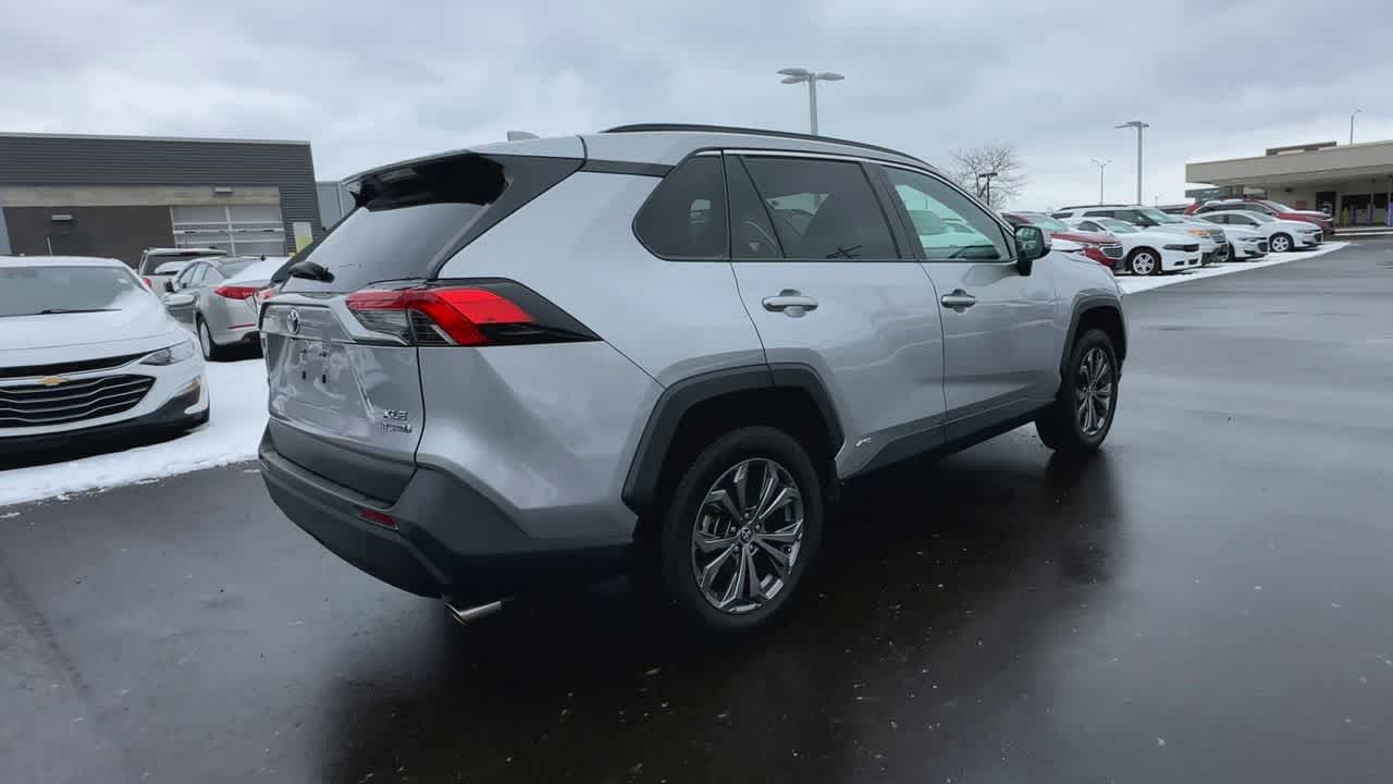 Thumbnail: 2022 Toyota RAV4 - 8