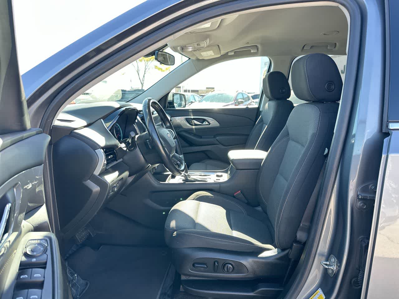 Thumbnail: 2020 Chevrolet Traverse - 21