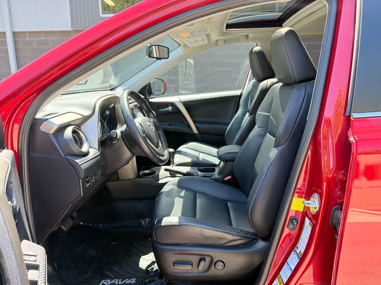 Thumbnail: 2015 Toyota RAV4 - 21