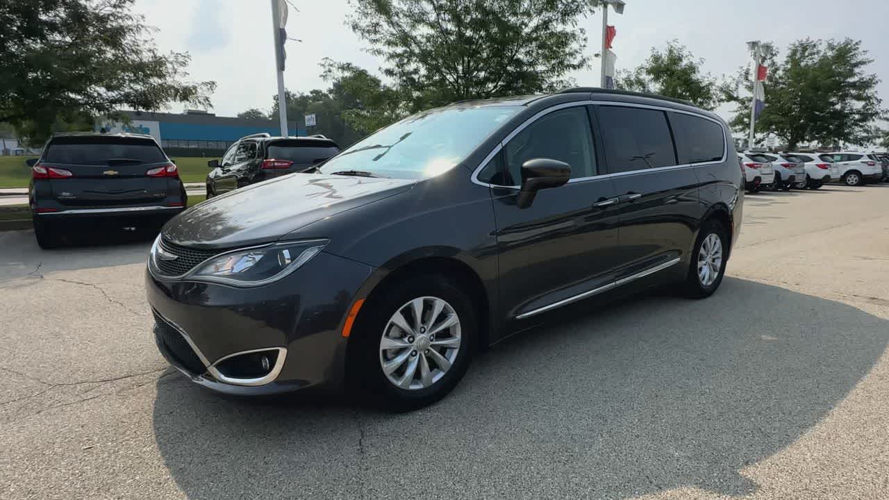 Thumbnail: 2017 Chrysler Pacifica - 4