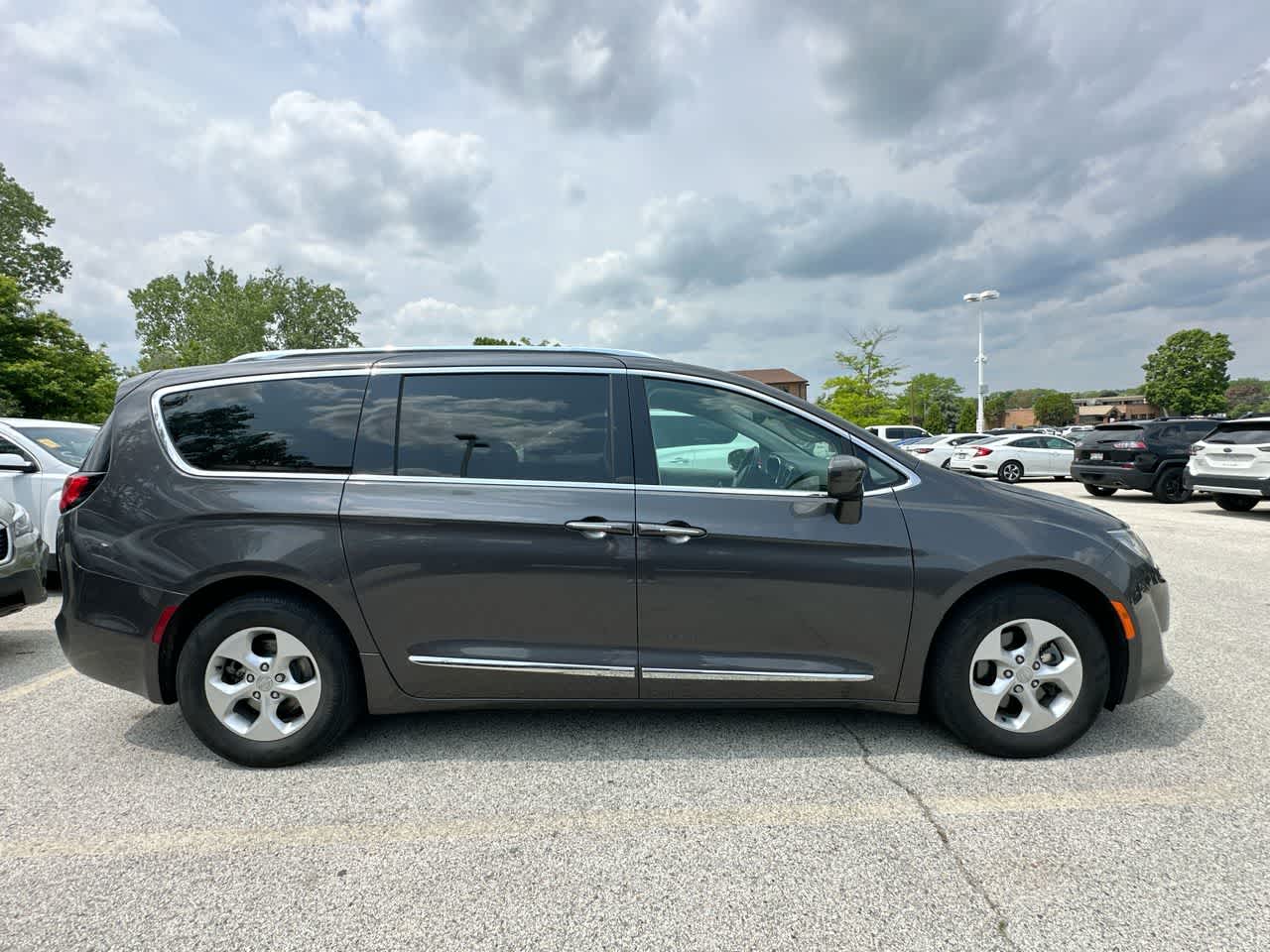 2017 Chrysler Pacifica  22