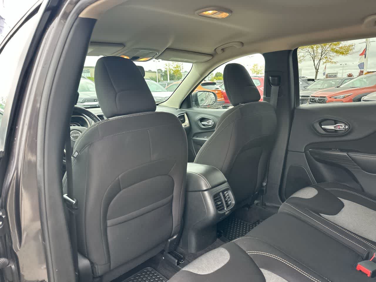 Thumbnail: 2016 Jeep Cherokee - 23