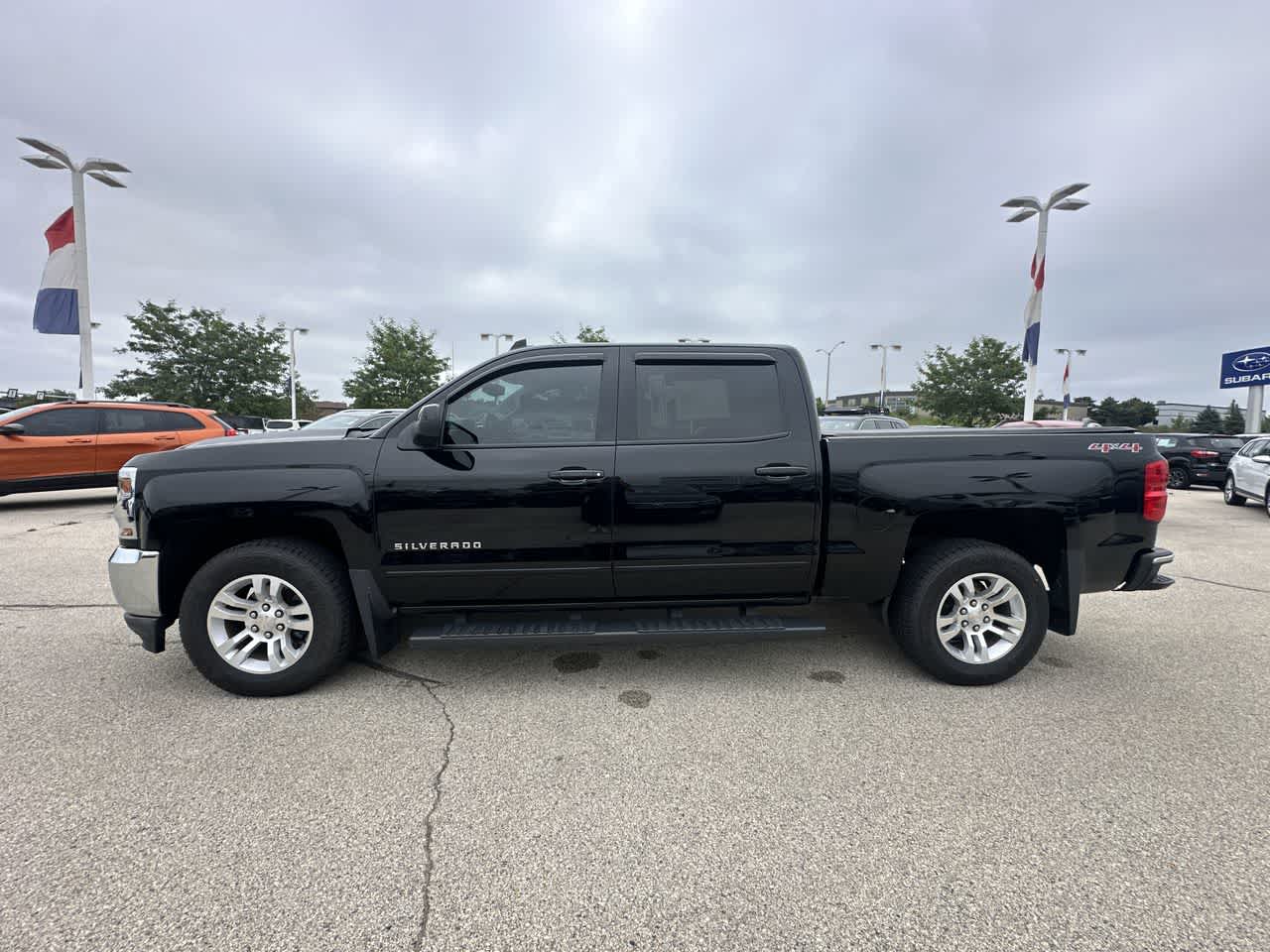 Used 2017 Chevrolet Silverado 1500 LT with VIN 3GCUKRECXHG364386 for sale in Waukesha, WI