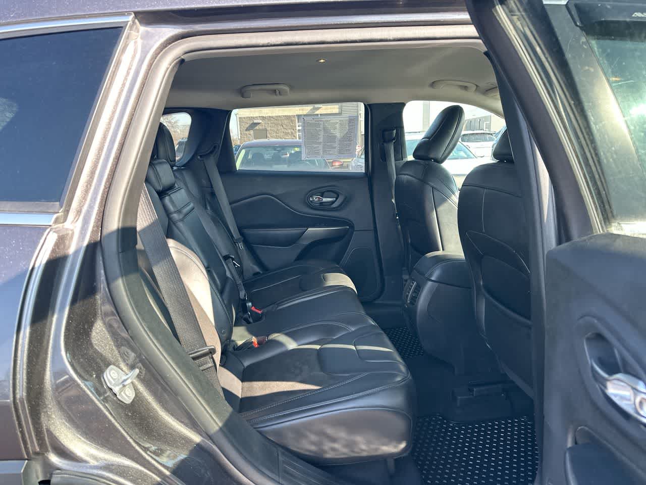 Thumbnail: 2019 Jeep Cherokee - 24