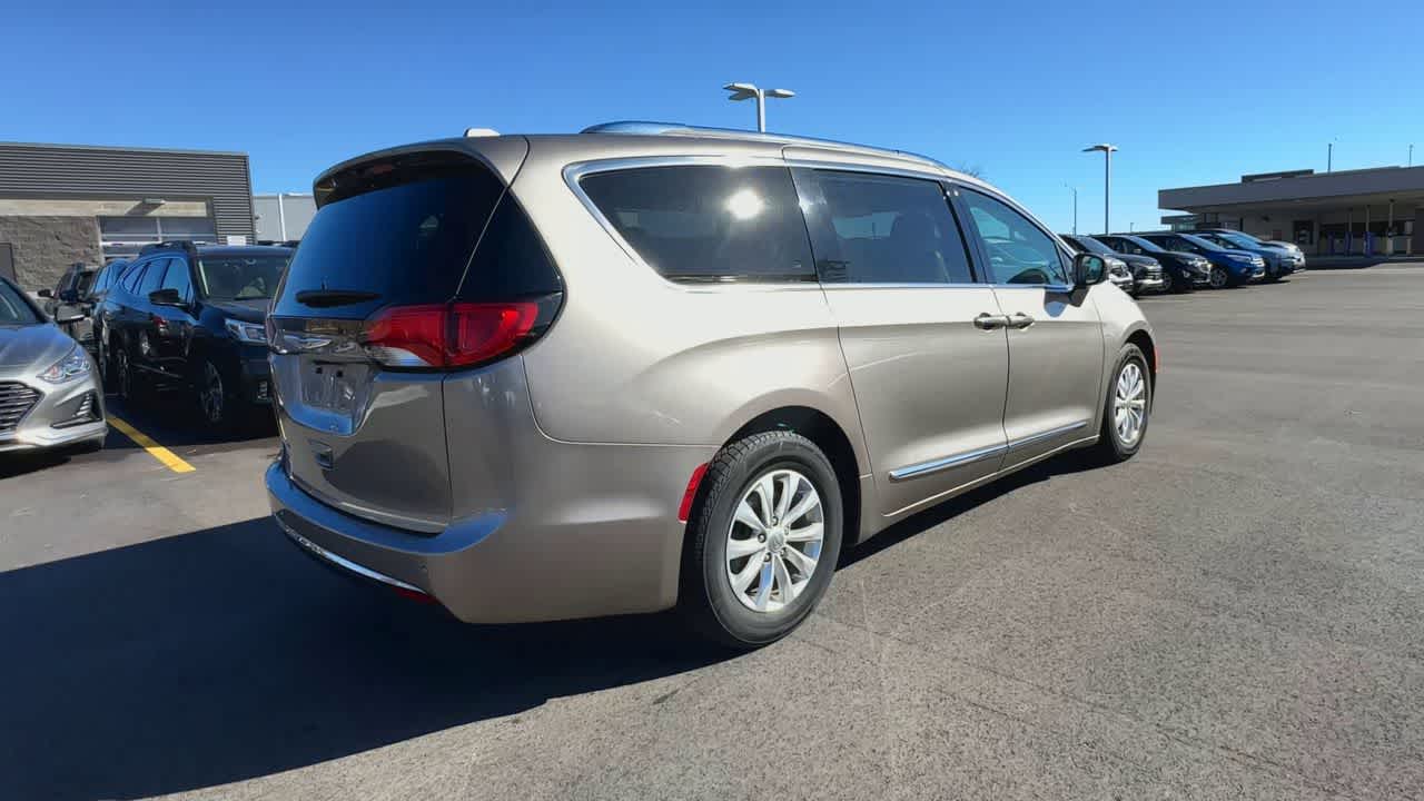 Thumbnail: 2018 Chrysler Pacifica - 8